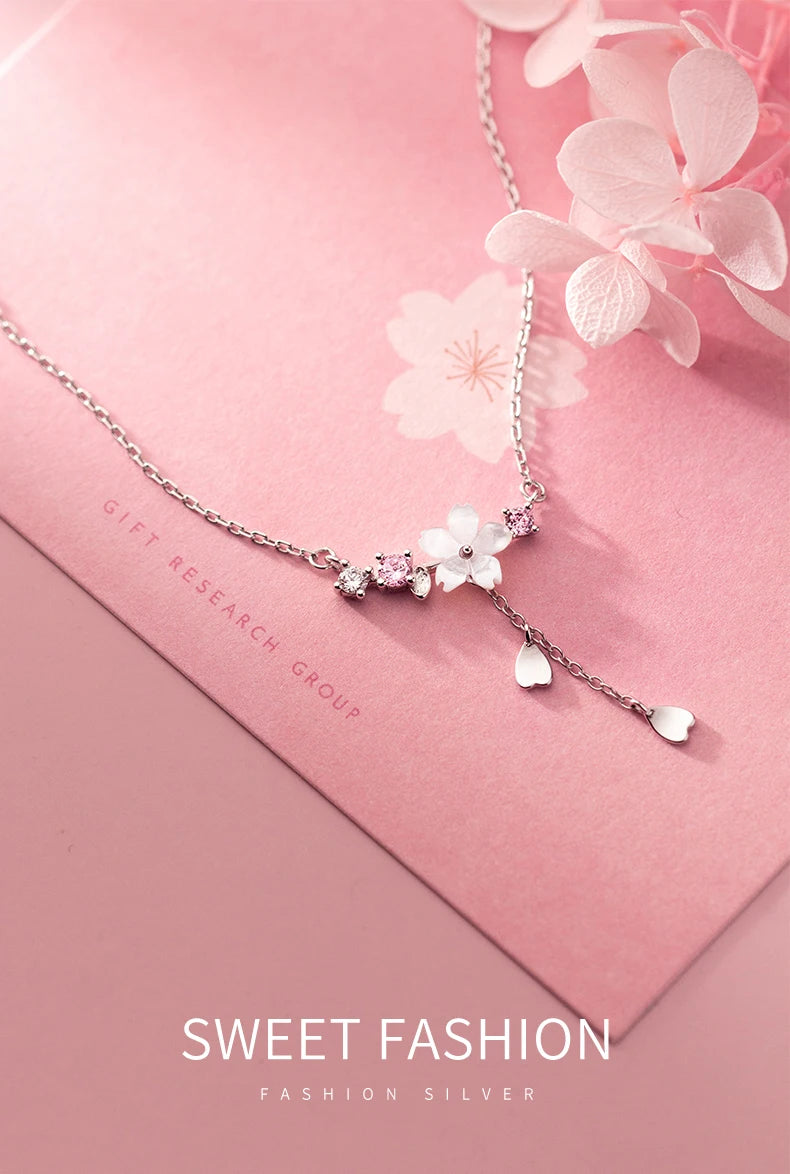 Twinkling White Shell Flower Hearts Necklace